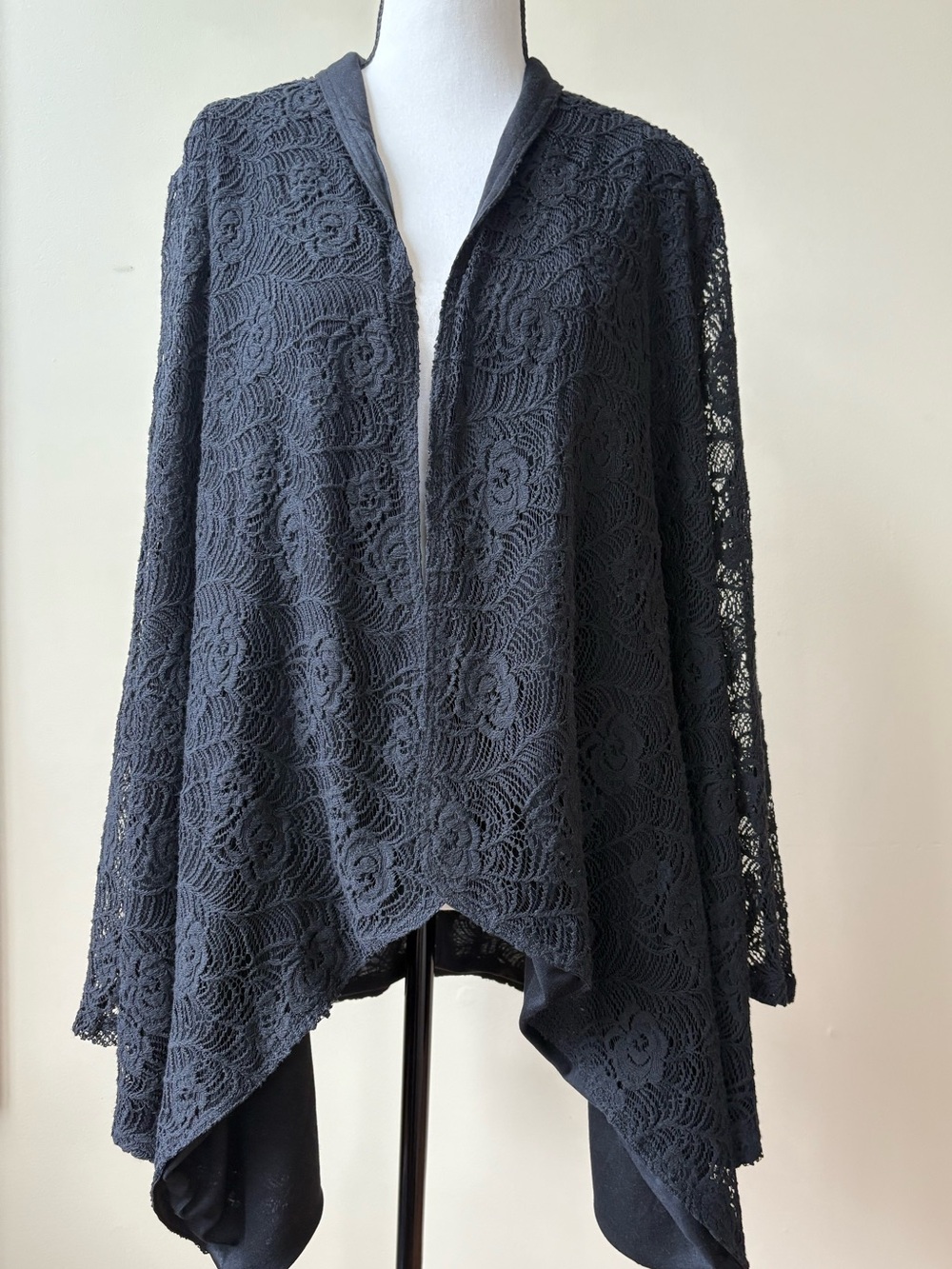 Monoreno Black Floral Lace Open-Front Poncho Shrug N W T